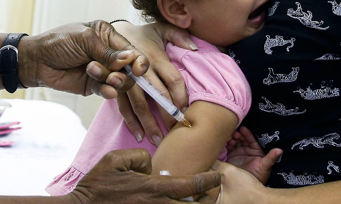 Vacina inativada da pólio completa 10 anos com baixa adesão no Brasil